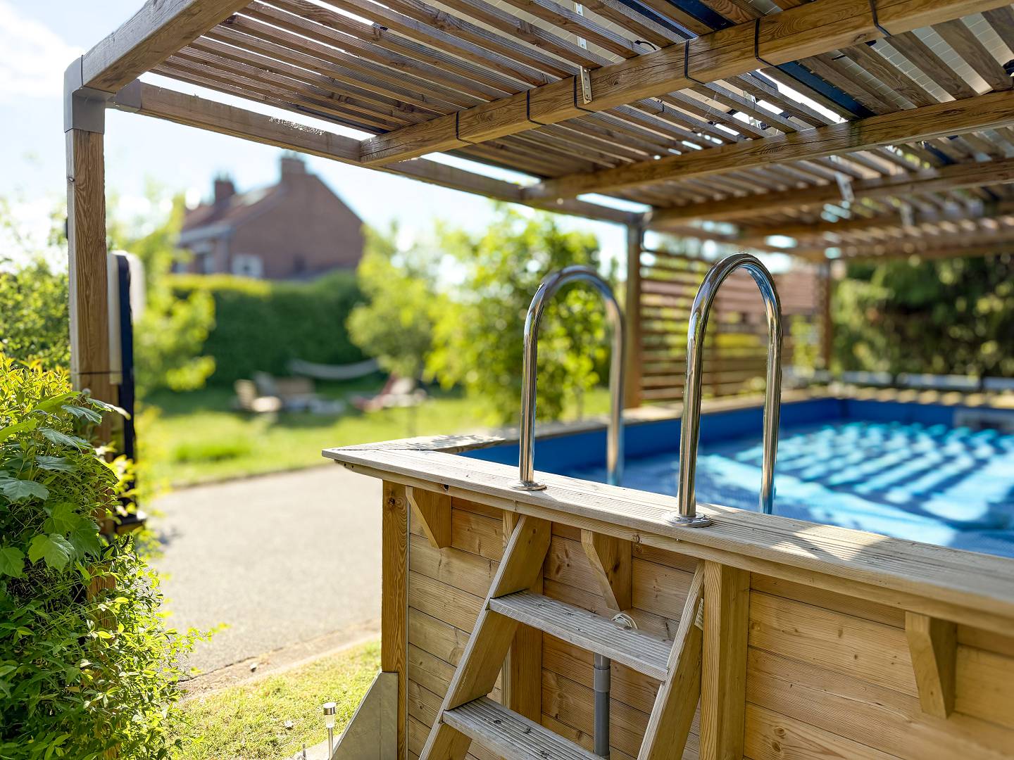 Espace détente avec piscine